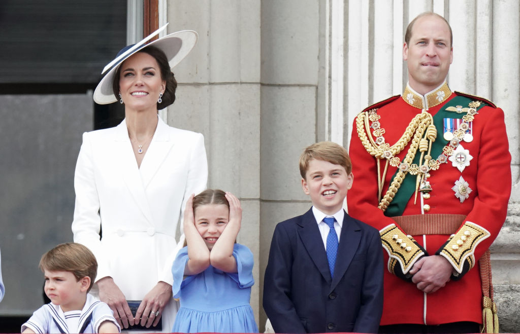 Принц Джордж, принцеса Шарлот и принц Луи заедно на училище 