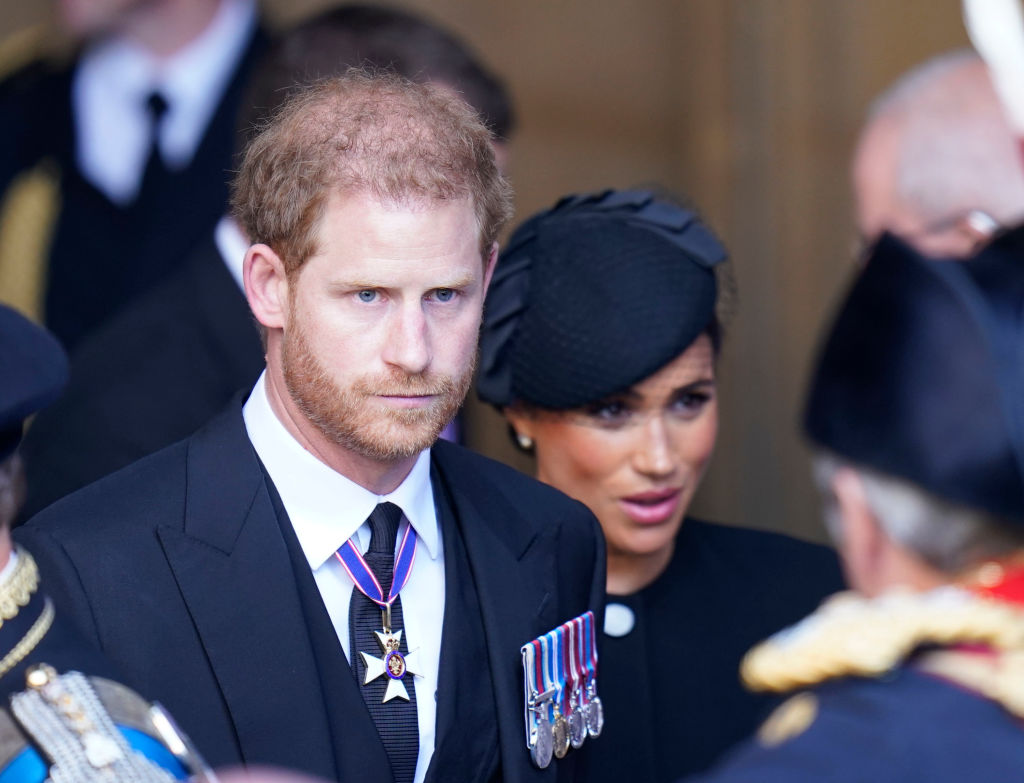 Хари и Меган Маркъл грубо нарушиха кралския протокол на сбогуване с Елизабет II 