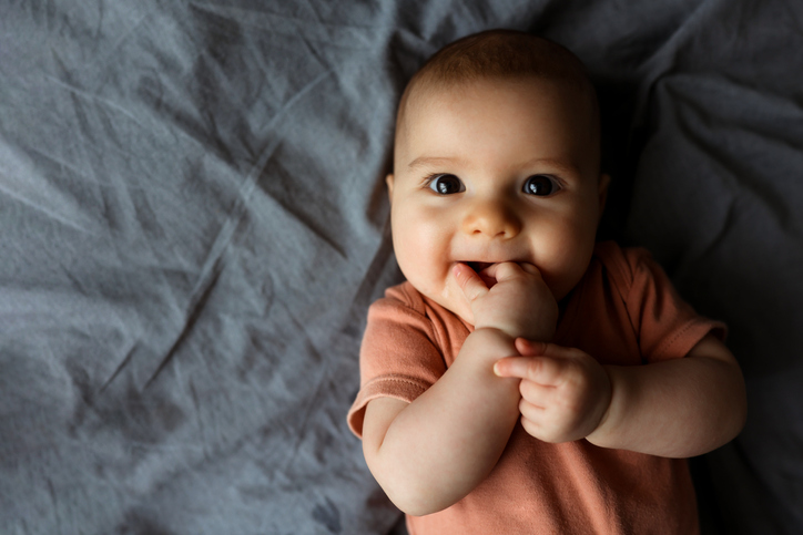 През 8-9-а седмица бебето опознава тялото си