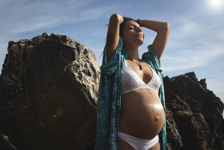 Бременната стои под лъчете в зависимост от нейния фототип 