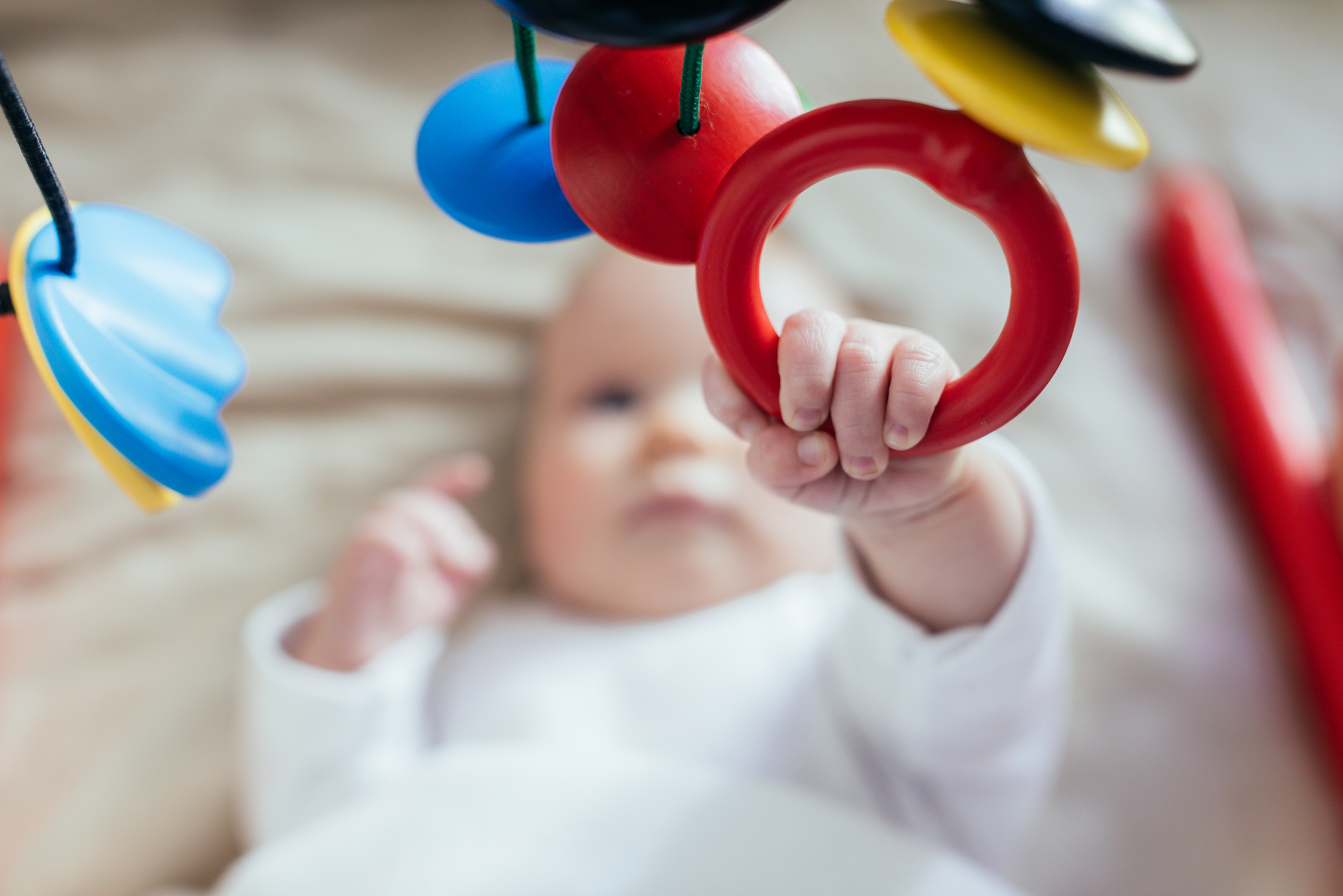 Шарени играчки стимулират зрението на бебето  