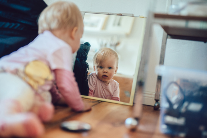 Пред огледалото – от каква възраст и как детето се забавлява  