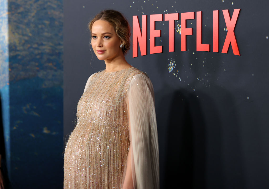 Бременната Дженифър Лорънс блести в златна рокля на премиерата на новия си филм 