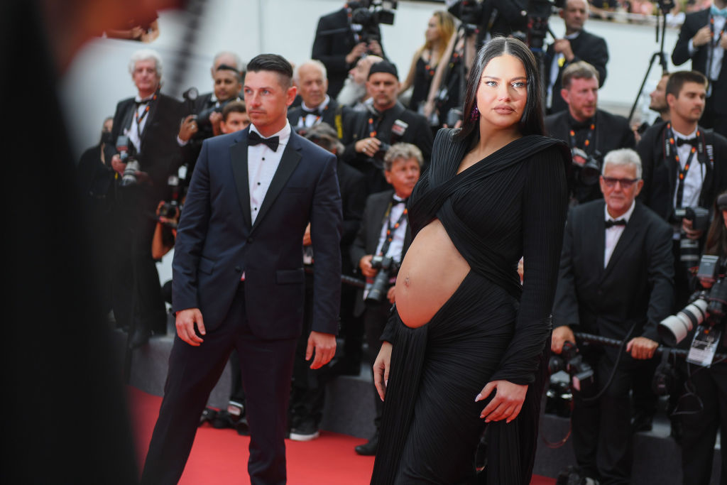 Адриана Лима се появи на червения килим в Кан с гол корем в напреднала бременност 