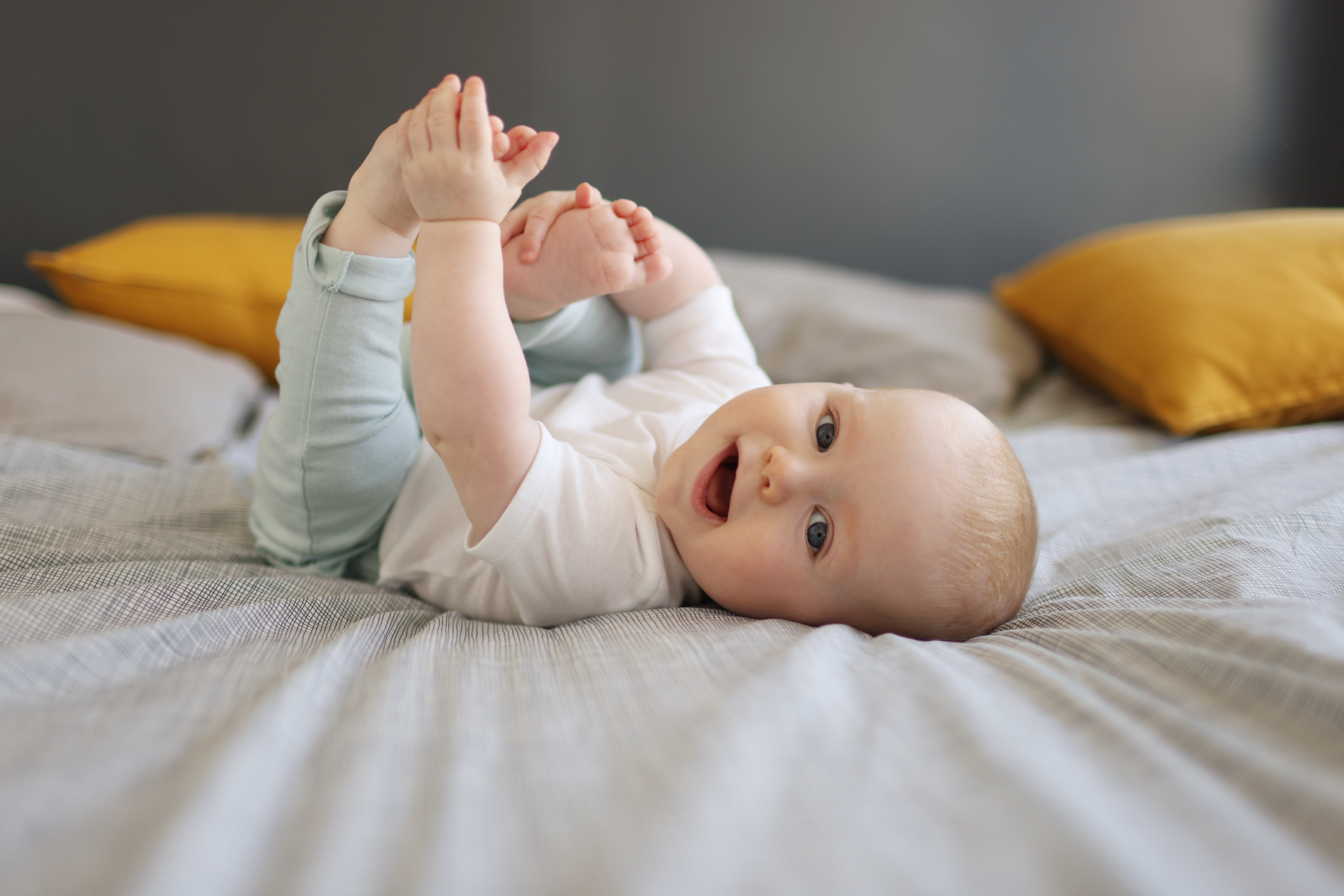 На 2 месеца бебето  опознава тялото си – открива, че има ръце и крака    