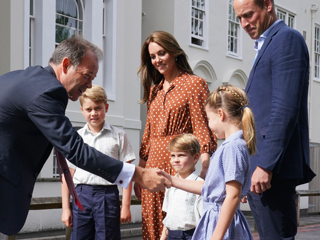 Луи и Джордж с къси панталони, Шарлот с карирана рокля за първия ден в училище  
