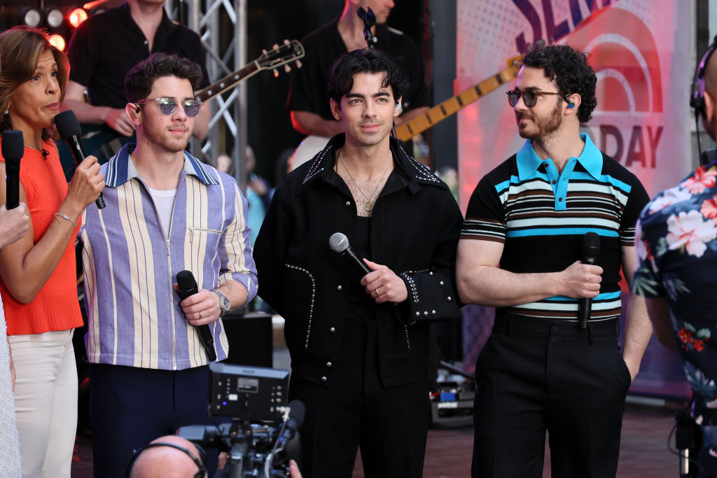 Новият албум на Jonas Brothers включва трогателна песен за техните дъщери 