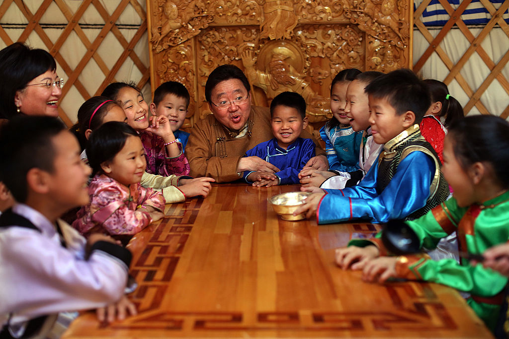 Президентът на Монголия възпитава 28 деца 