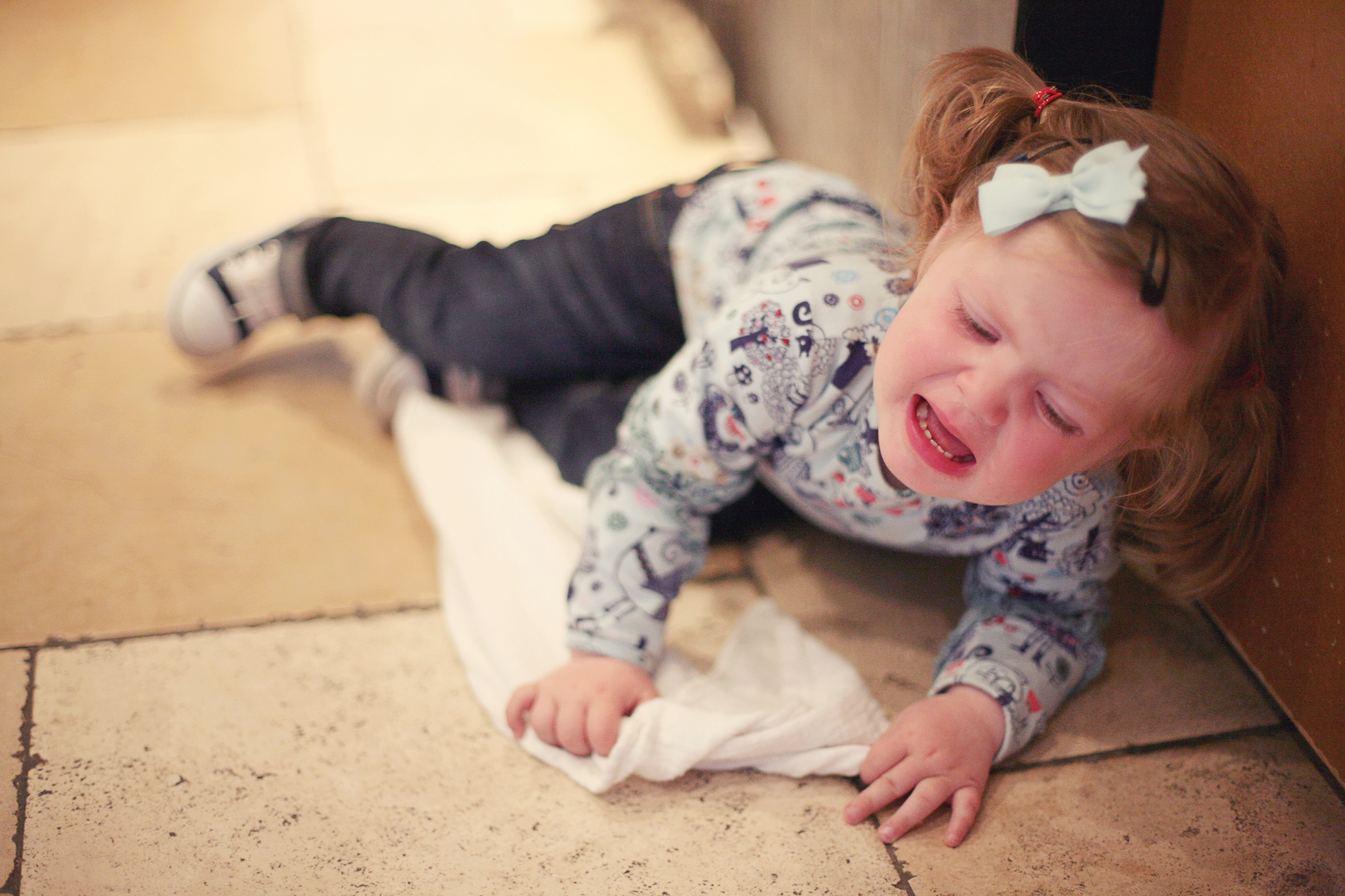 Дъщеря ми се тръшка, лежи на пода 