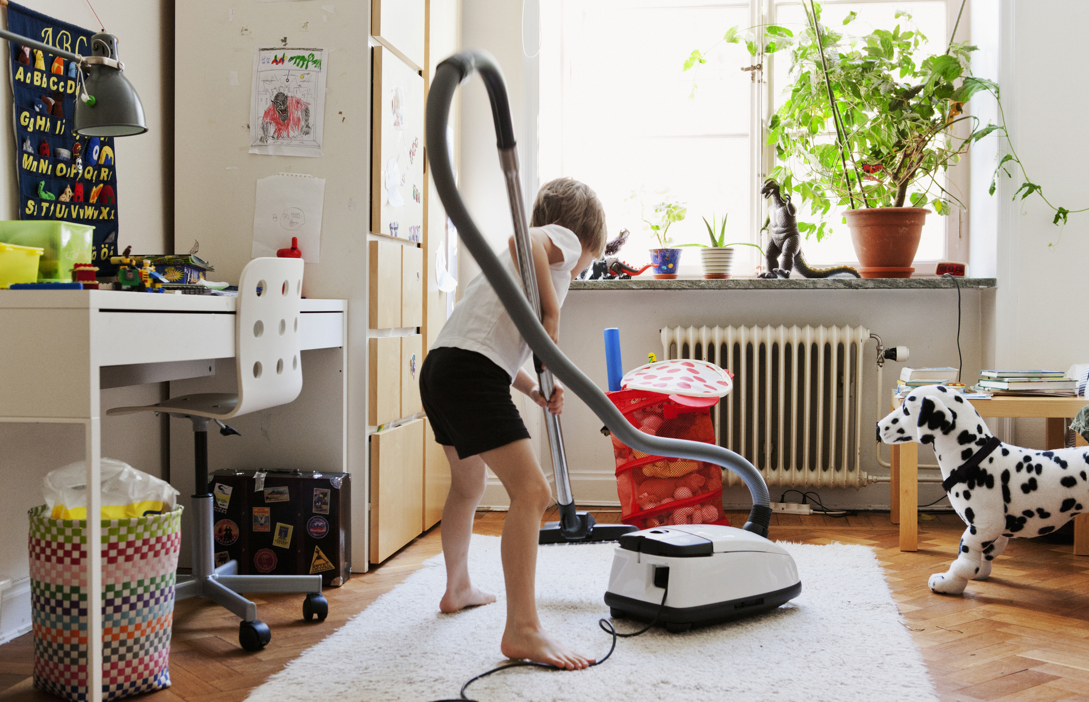 Като на магия: как да запалите детето по чистенето у дома  