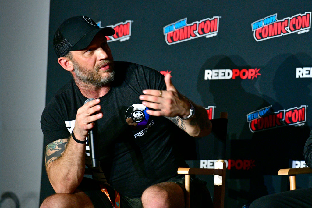 Том Харди чете детски приказки в ефир