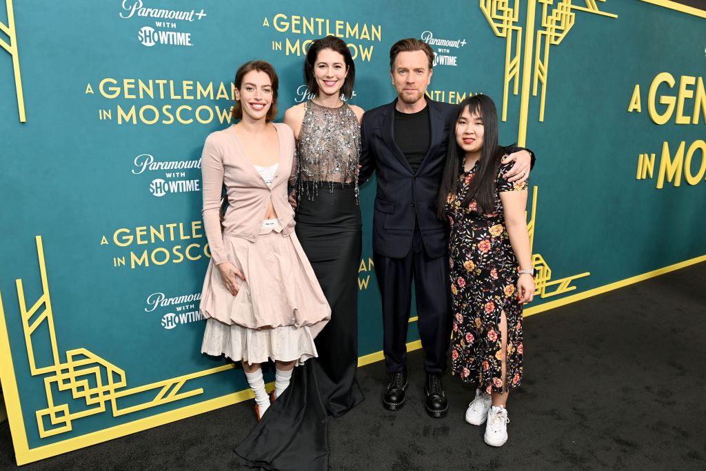 Юън Макгрегър на премиерата на филма със съпругата и дъщерите си 