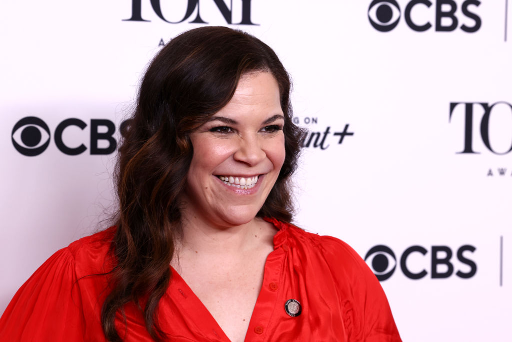 Линдзи Мендес показа пораснало коремче на червения килим