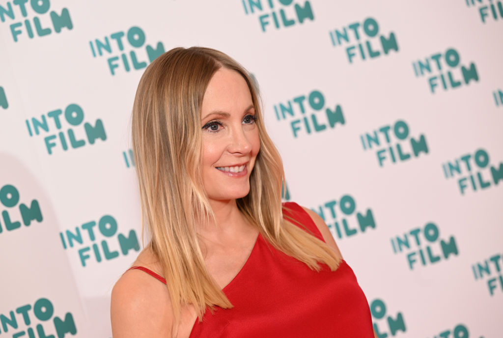 Джоан Фрогат показа, че е бременна на червения килим 