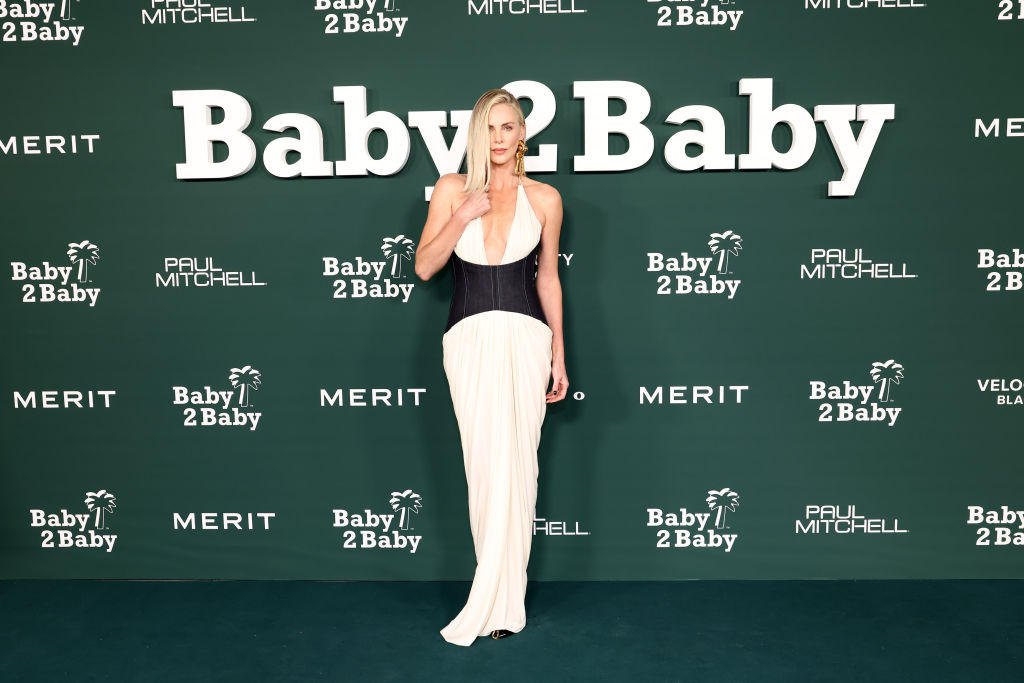 Чарлийз Терон заведе двете си дъщери на концерт на Дуа Липа