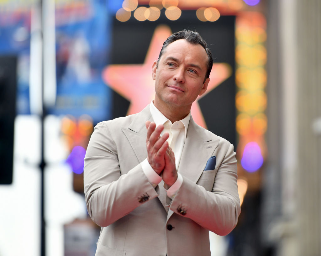 Ще тръгне ли по стъпките на татко си малката дъщеря на Джъд Лоу