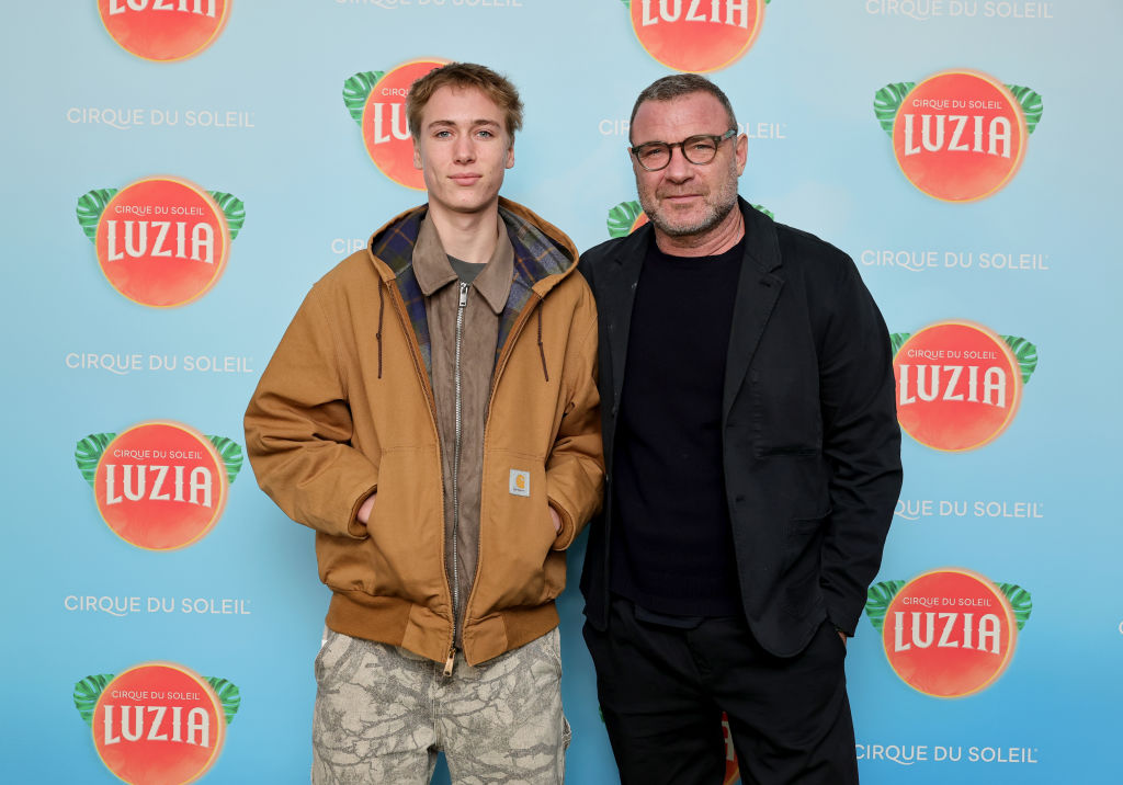 Лив Шрайбър е „супер горд“ със сина си Саша