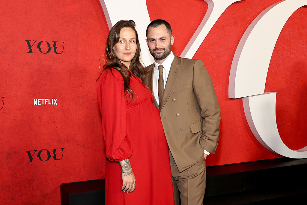 Бременната съпруга на Пен Баджли показа нарастващо коремче на червения килим