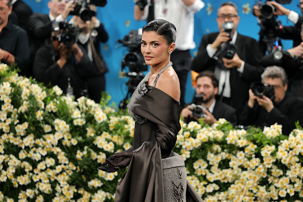 Кайли Дженър пресъздава сладък момент със сина си 6 години по-късно