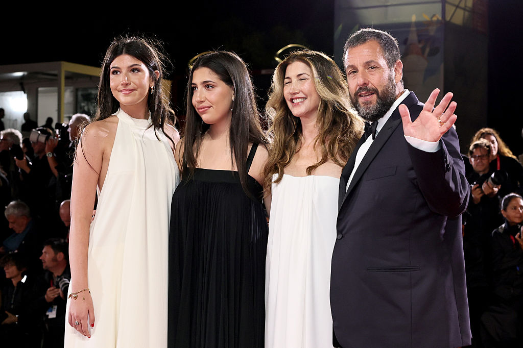 Адам Сандлър с дъщерите си на филмовия фестивал във Венеция