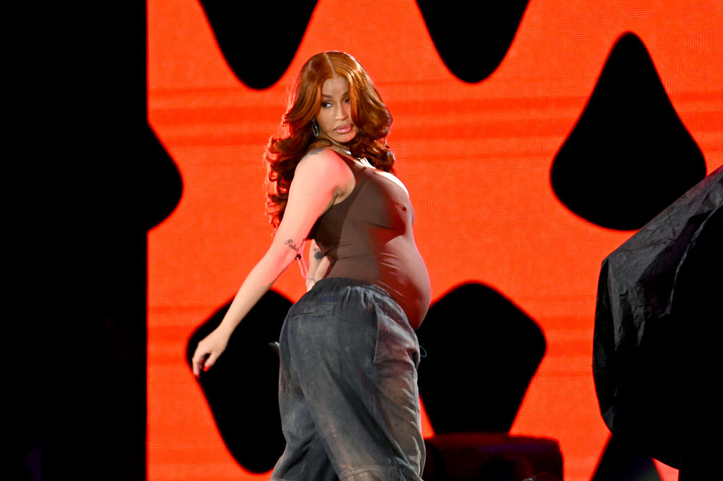 Карди Би разкри защо разводът ѝ не е финализиран