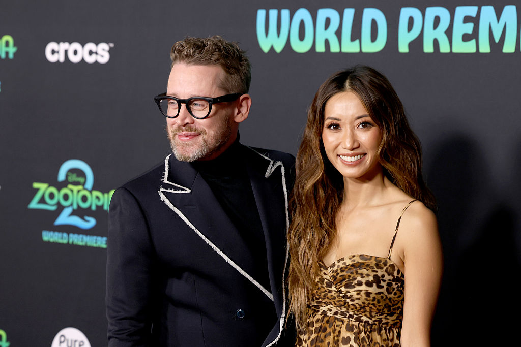 Авиокомпания раздели Маколи Кълкин и Бренда Сонг от децата им