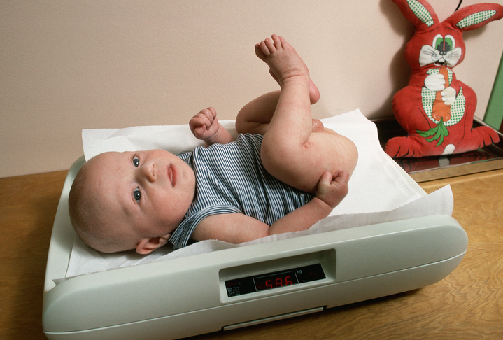 Как се променят ръстът и теглото на бебето по месеци 