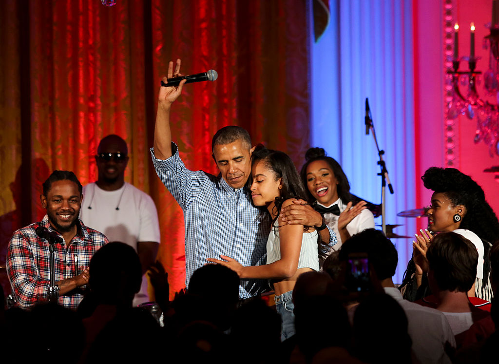Барак и Мишел Обама празнуват 23-ия рожден ден на Малия 