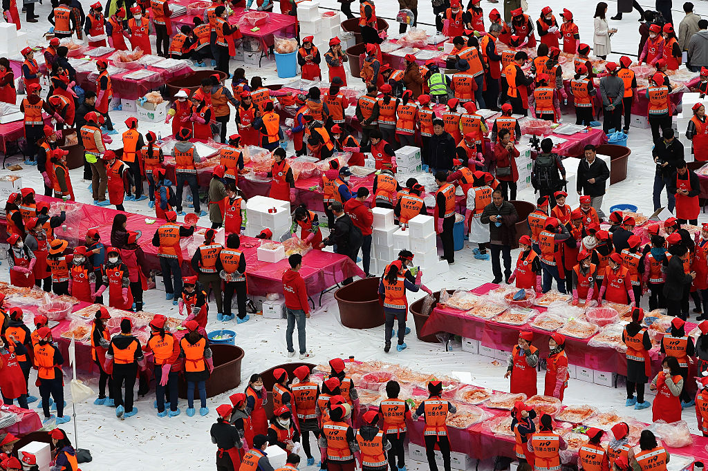 Южнокорейци правят кимчи за благотворителност 