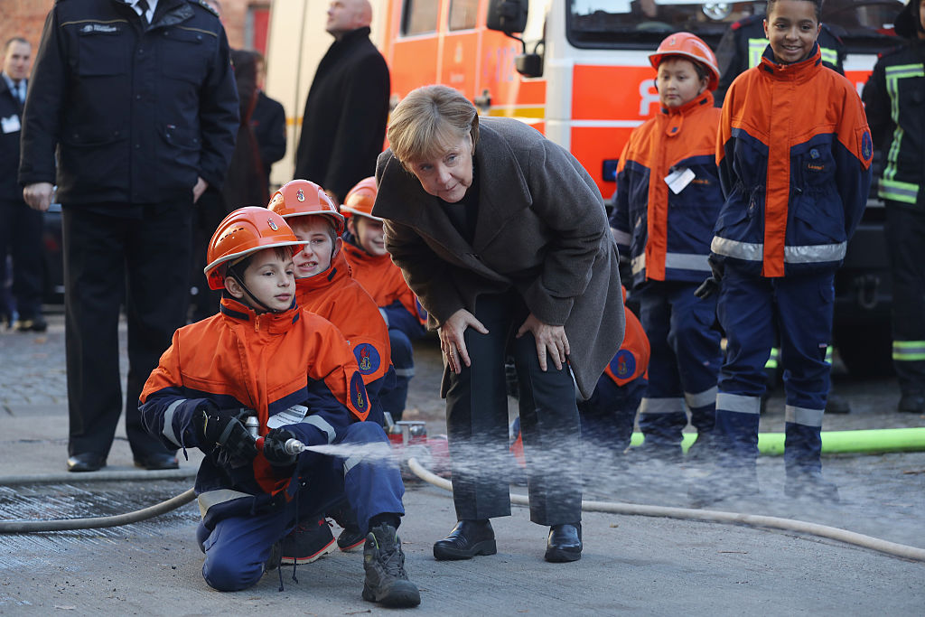 Меркел посещава млади огнеборци 