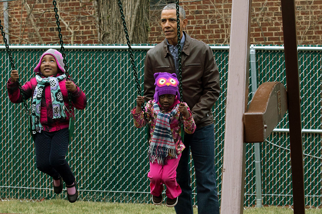 Обама дарява детска площадка 