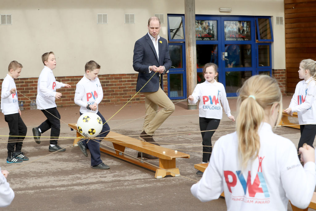 Принц Уилям играе с ученици 