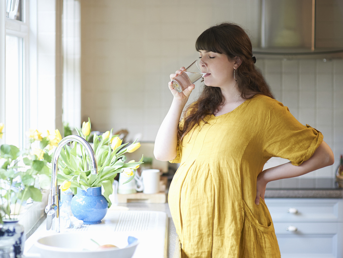 Бременните да пият 4 чаши вода над  дневната норма 