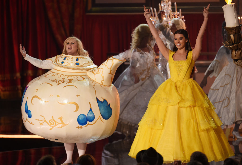 Ребел Уилсън дава майчински съвети на Хейли Стайнфелд