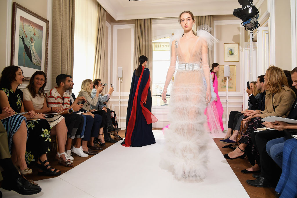 Ревю на Schiaparelli на Седмицата на модата в Париж