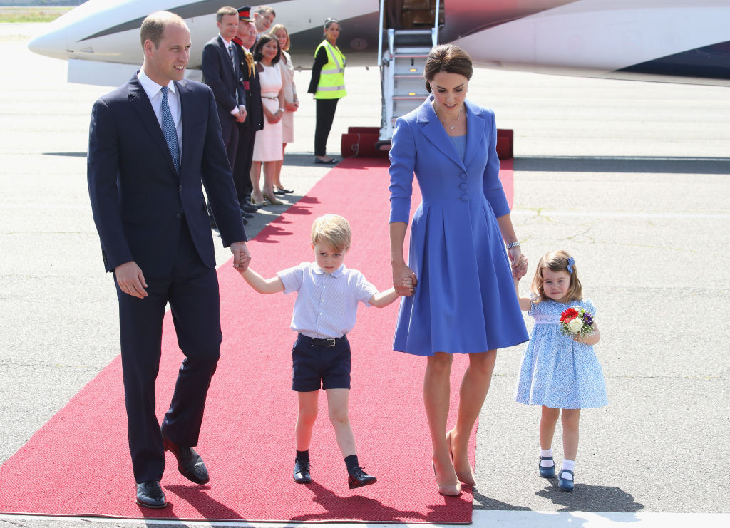 Херцогът и херцогинята на Кеймбридж пристигат на берлинското летище   
