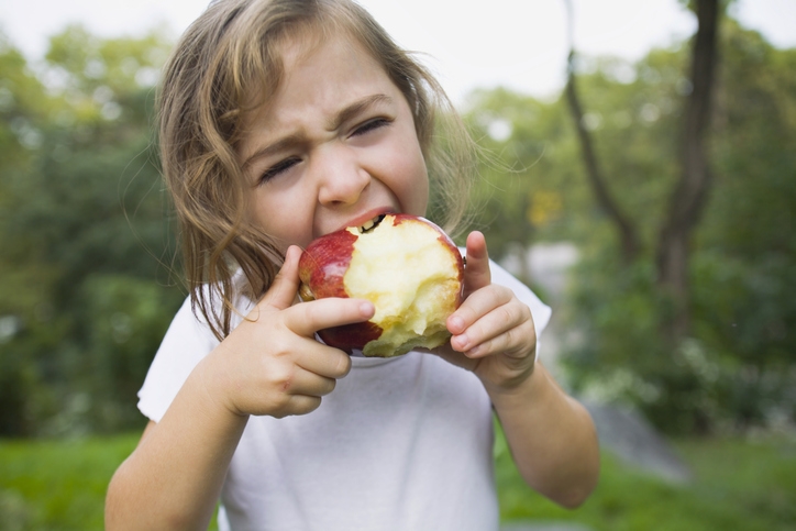 10 храни, които ще заздравят детските зъби  