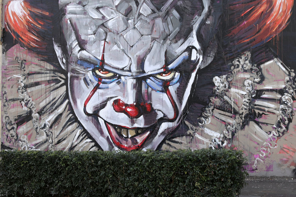 Стена с графити на клоуна Pennywise от филма 