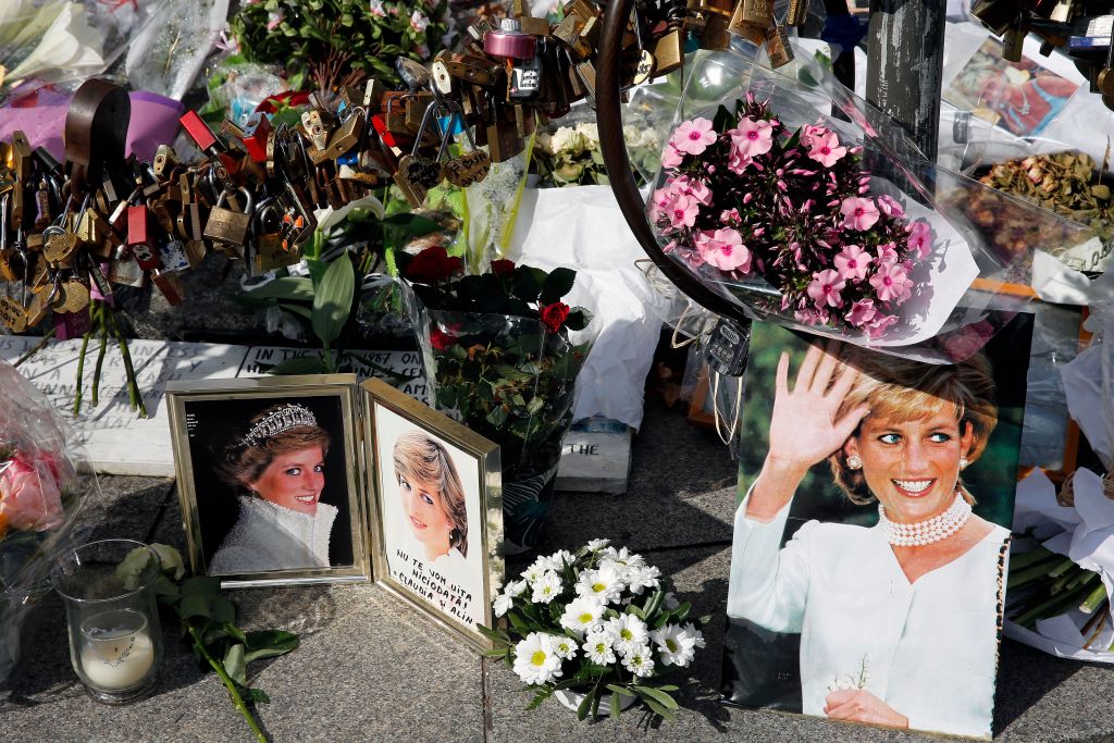 Париж почита паметта на Лейди Даяна  