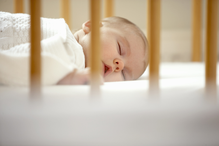 Защо бебето често се стряска насън