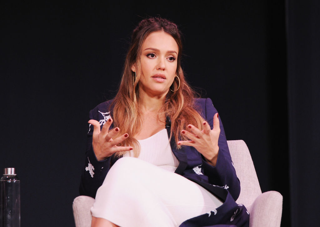 Джесика Алба кърми в пробната на голям магазин 