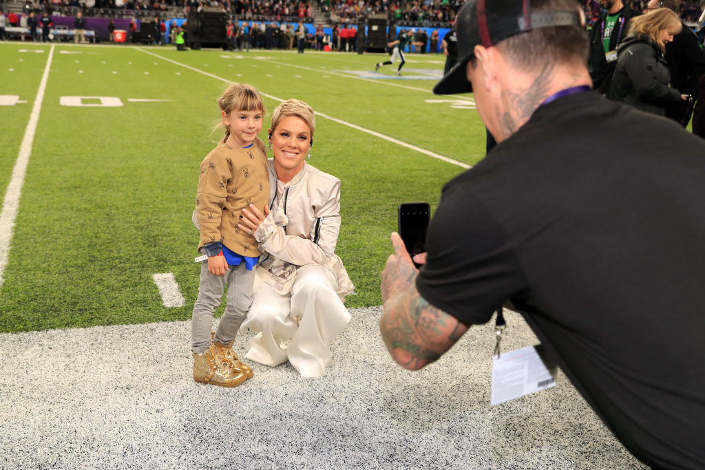 Звезди с деца на голямото шоу Super Bowl 