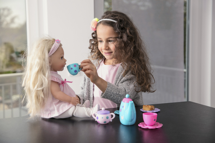 Какво учи момиченцето в играта с куклите  
