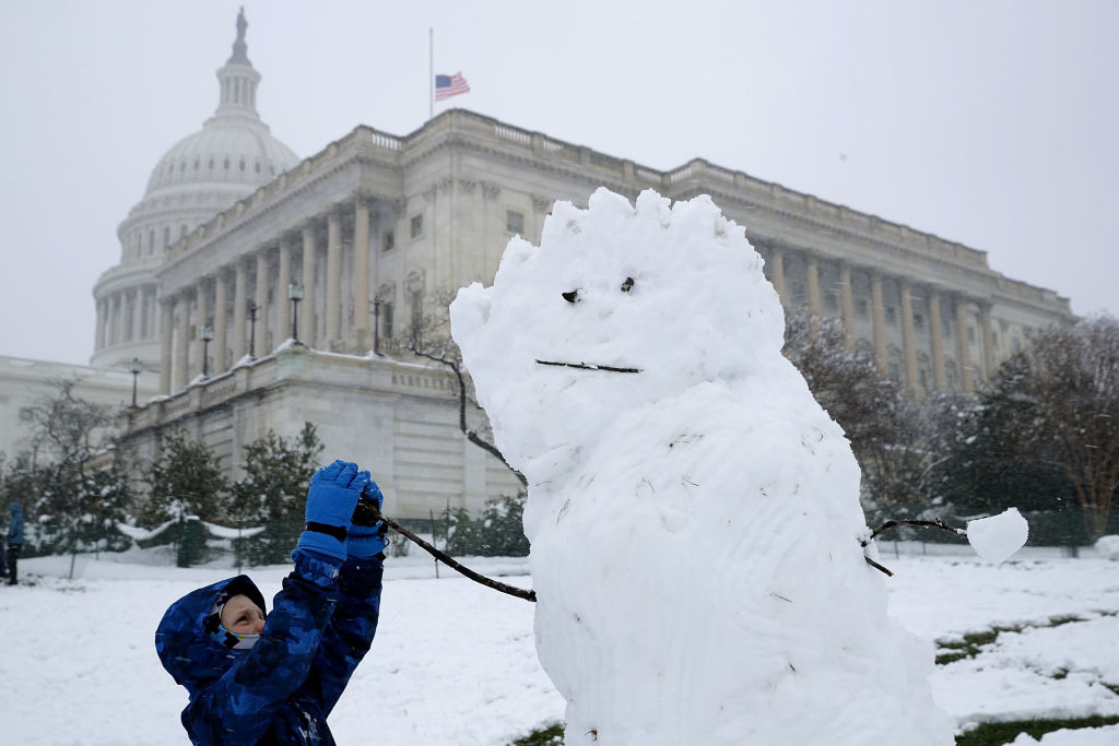 Снежни човеци правят и пред Капитолия 