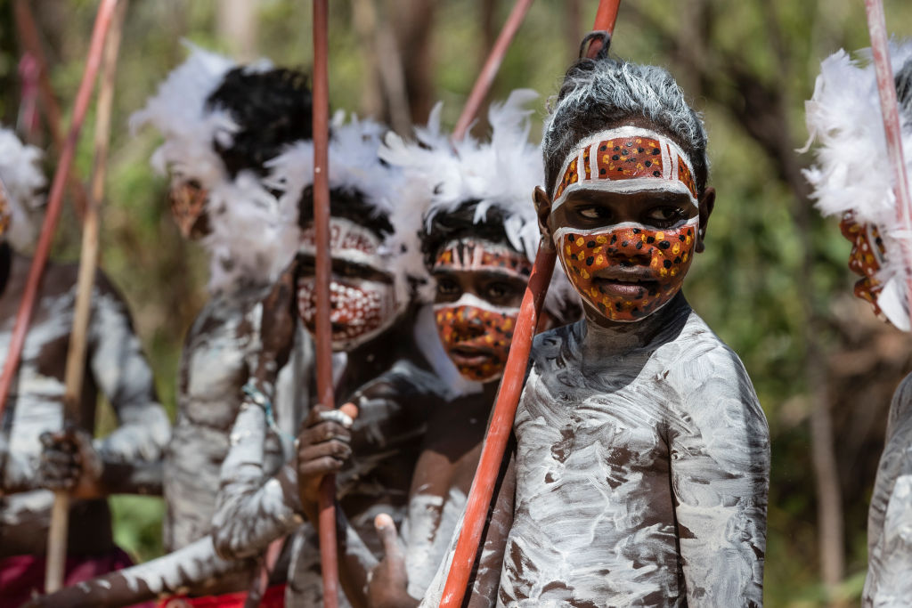 Деца, строени за племенен танц в Австралия 