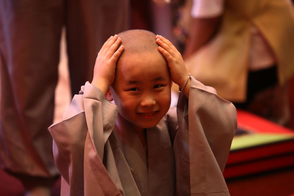 Деца стават будистки монаси 