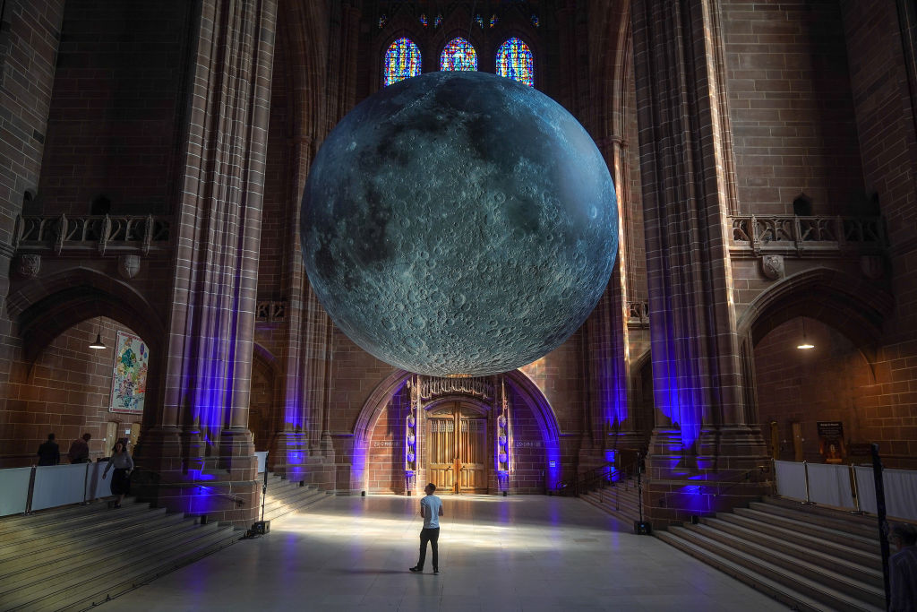Прецизна реплика на Луната в английска катедрала