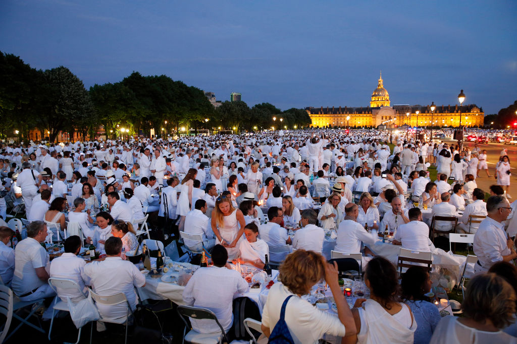 14 000 гости на „Вечерята в бяло“ в Париж 
