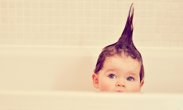 Първата коса на бебето: да стрижем или да бръснем