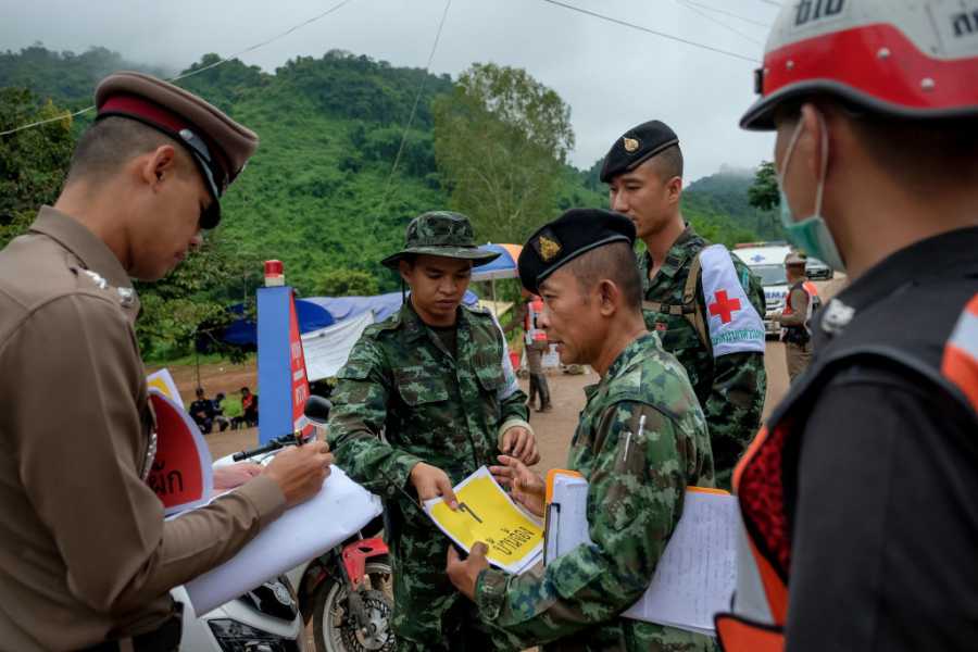 Започна спасяването на децата, бедстващи в пещера